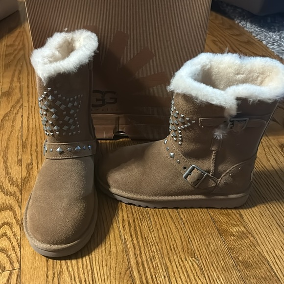 Brand New Kids UGG Boots in Chestnut - Picture 2 of 6
